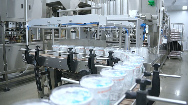 สายการผลิตบรรจุน้ำแข็งถ้วย Icemedal ในโรงงานน้ำแข็ง